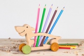 Stojánky na tužky s pastelkami Pes + Dárek